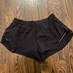 black lululemon hotty hot shorts 2.5 in